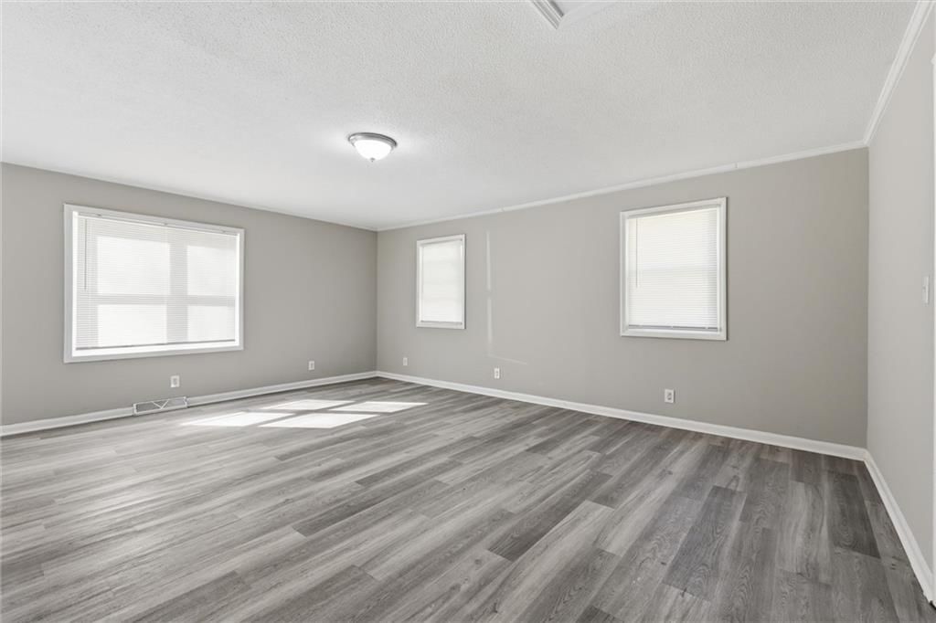 Photo 6 of 31 - 10030 E 22ND Street, Independence, MO 64052