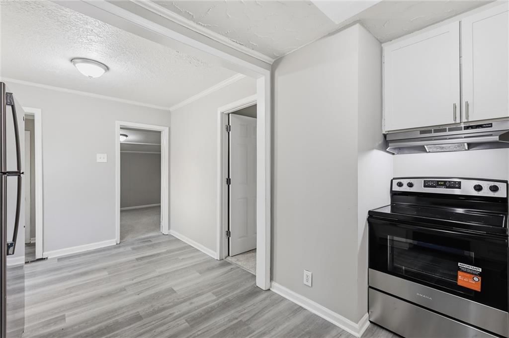 Electric range at 10030 E 22ND Street, Independence, MO 64052