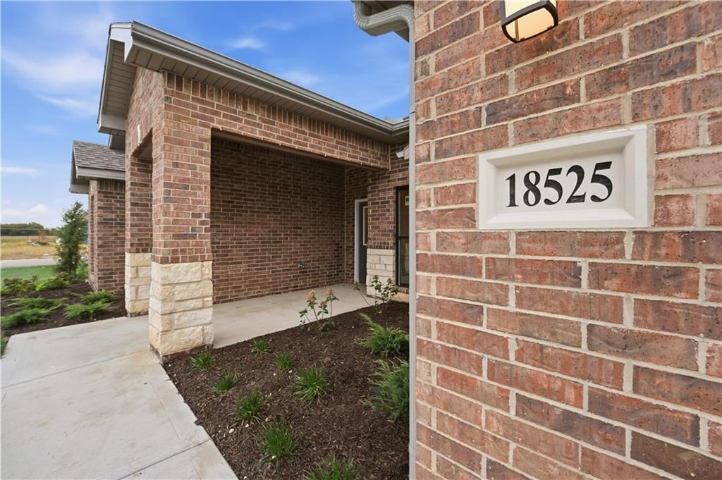 18525 W 195th Street, Spring Hill, KS: listing photo 3