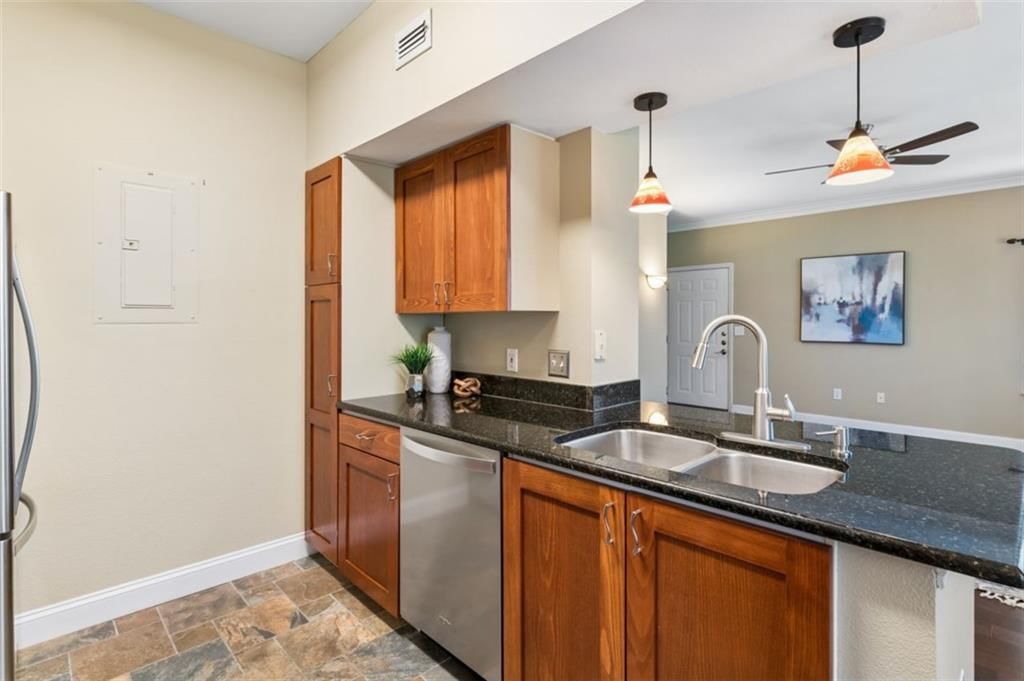 Photo 10 of 42 - 11627 Tomahawk Creek Parkway