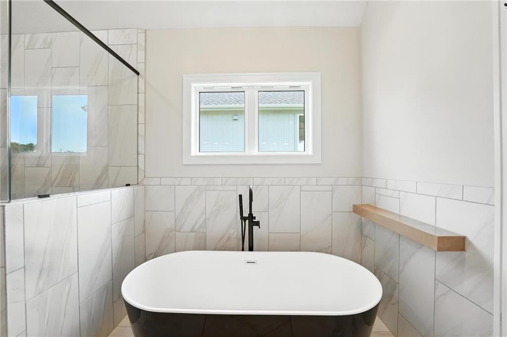 Freestanding tub at 4368 Tee Box Drive, Basehor, KS 66007