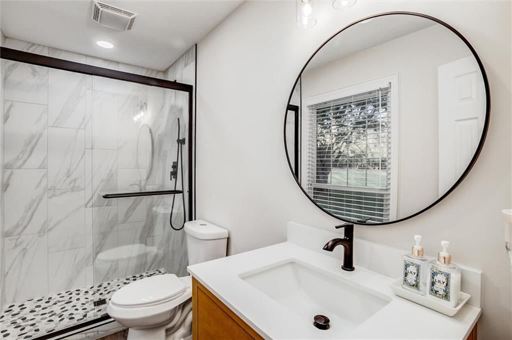 Photo 7: walk-in shower, 23210 Old Cyclone School Road, Lee's Summit, MO 64064