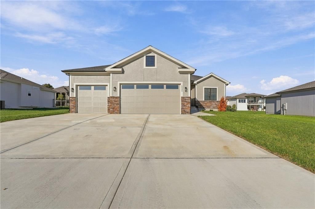 2605 NE Crestview Street, Blue Springs, MO: listing photo 3