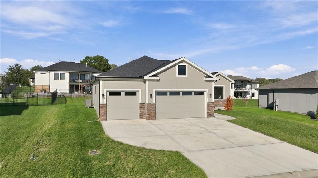 Photo 4 of 44 - 2605 NE Crestview Street, Blue Springs, MO 64029