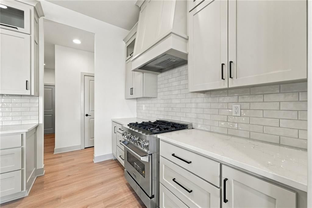 Photo 16 of 44 - 2605 NE Crestview Street, Blue Springs, MO 64029