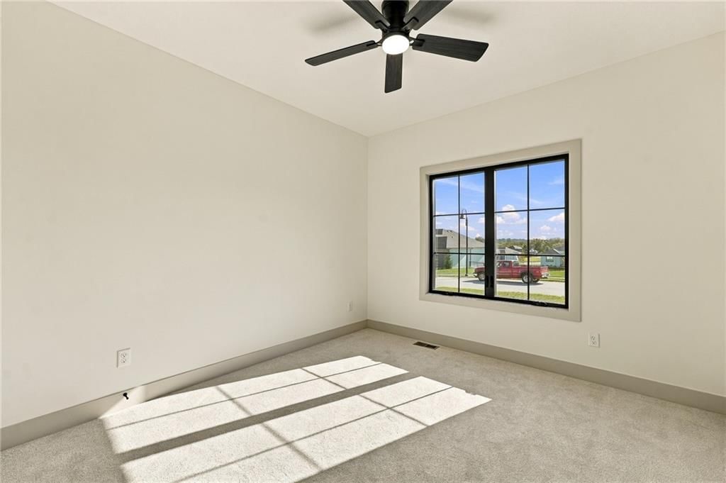 Photo 23 of 44 - 2605 NE Crestview Street, Blue Springs, MO 64029