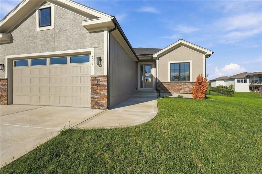 Covered front porch at 2605 NE Crestview Street, Blue Springs, MO 64029