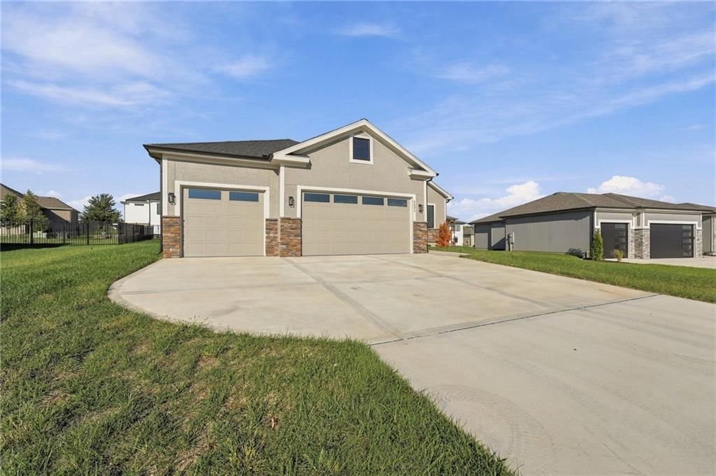 Photo 6 of 44 - 2605 NE Crestview Street, Blue Springs, MO 64029