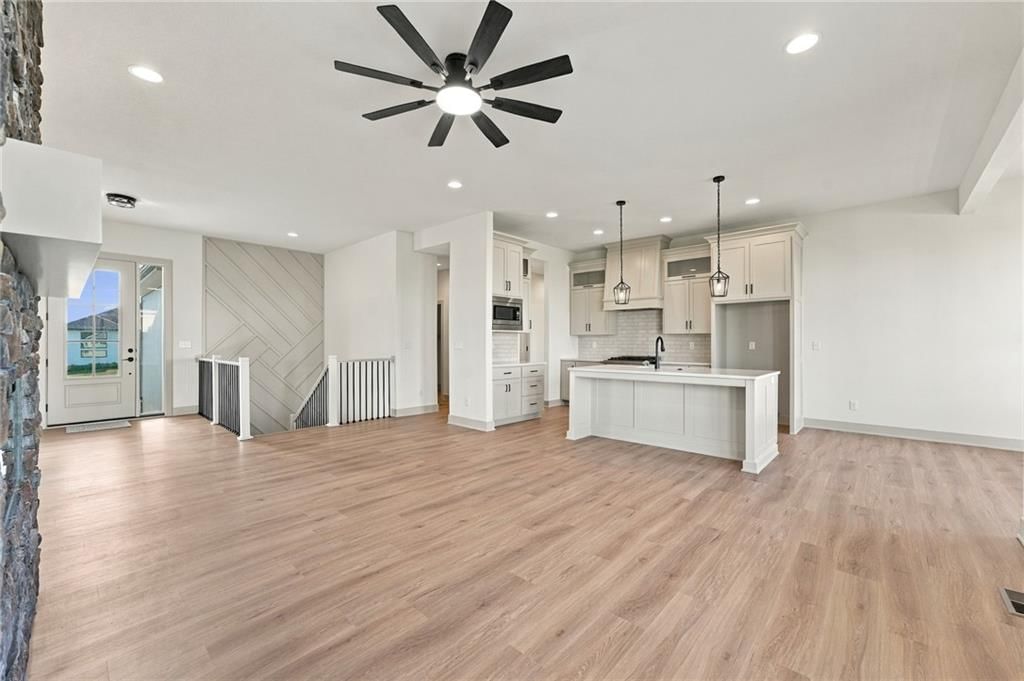 Statement lighting at 2605 NE Crestview Street, Blue Springs, MO 64029