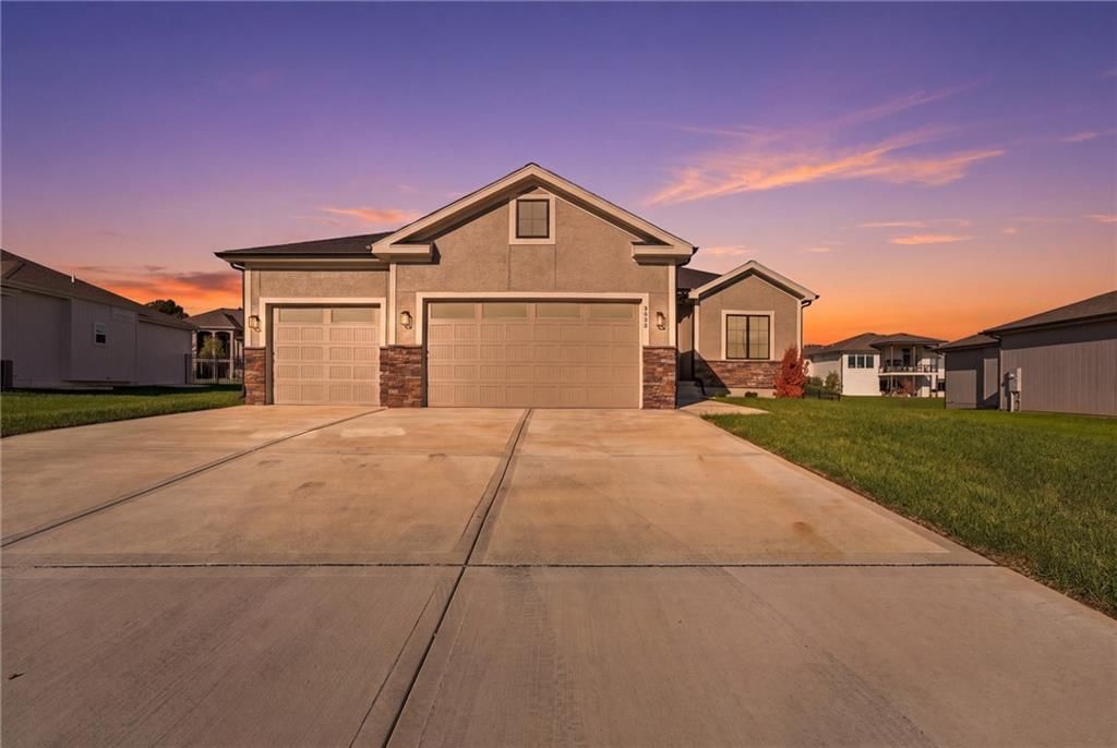 2605 NE Crestview Street, Blue Springs, MO: listing photo 2