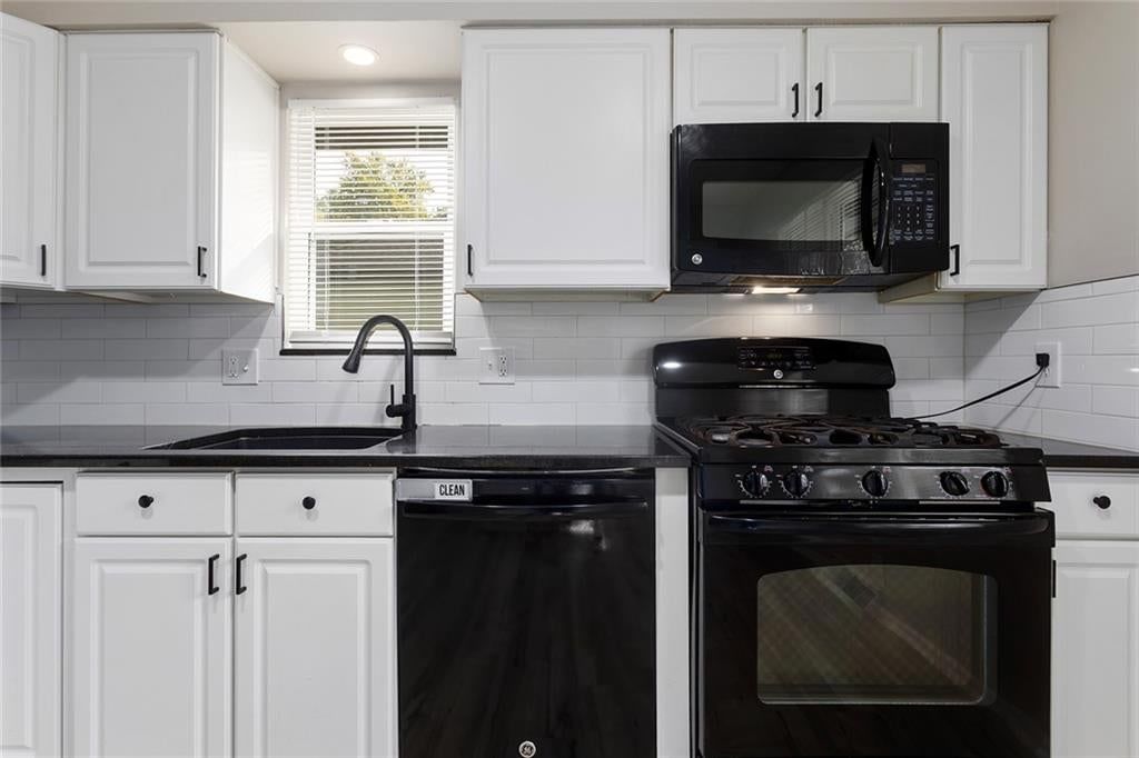 Photo 7 of 29 - 5708 NE 50th Street, Kansas City, MO 64119