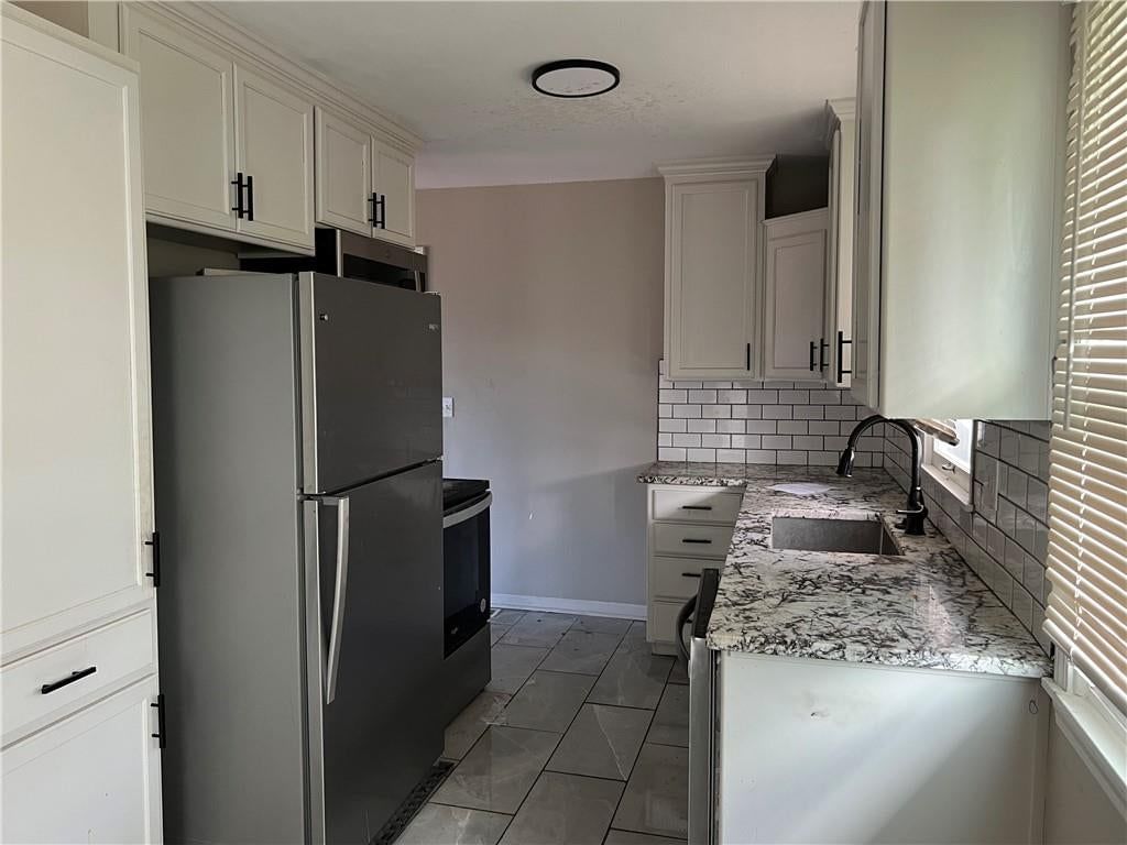 Double oven and recessed lighting at 502 NW Central Street, Lee's Summit, MO 64063