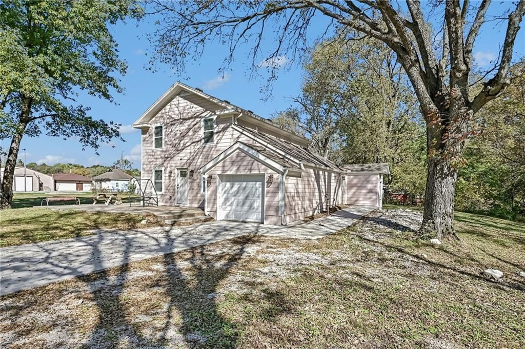 Photo 4 of 31 - 190 4th Street, Holt, MO 64048
