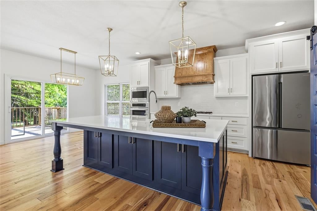 Photo 12 of 59 - 16101 Riggs Road, Overland Park, KS 66085