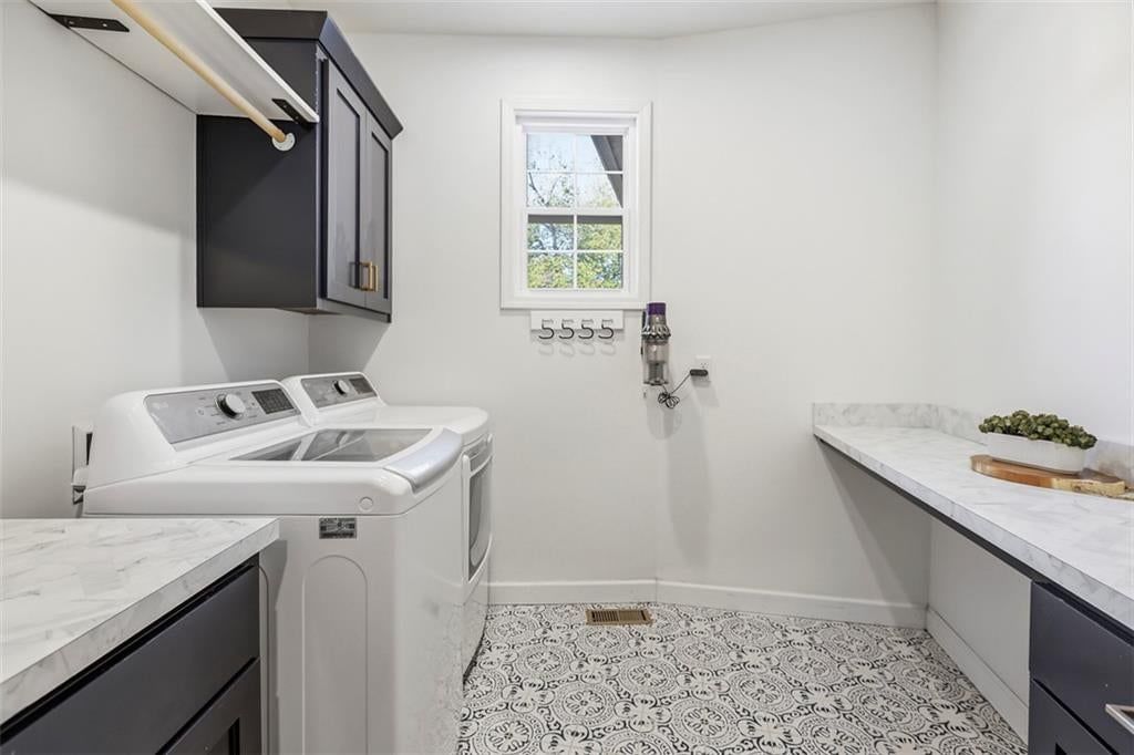 Photo 21 of 59 - 16101 Riggs Road, Overland Park, KS 66085
