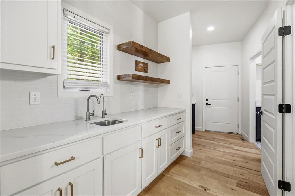 Photo 18 of 59 - 16101 Riggs Road, Overland Park, KS 66085