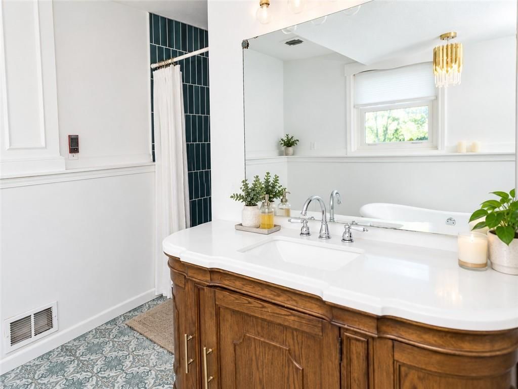 Freestanding tub at 14090 Walker Road, Kansas City, MO 64163