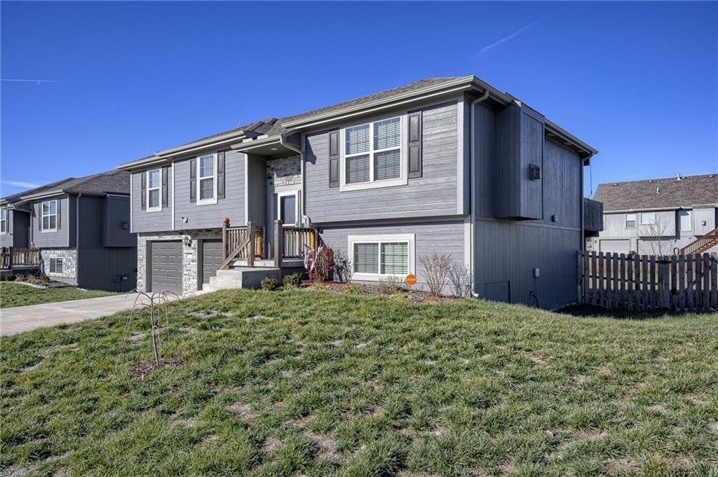 214 NE Greystone Way, Grain Valley, MO: listing photo 2