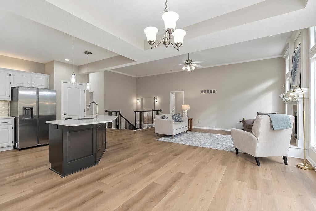 Tray ceiling at 9605 NE 100th Street, Kansas City, MO 64157