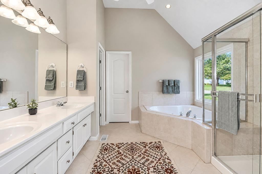 Double vanity and white vanity at 9605 NE 100th Street, Kansas City, MO 64157