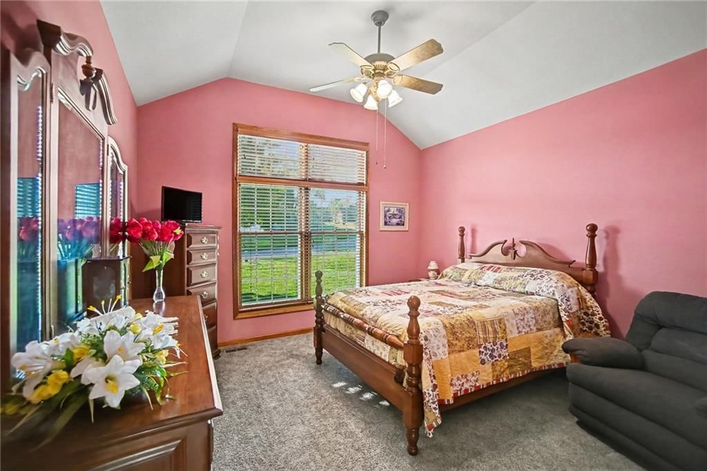Photo 14 of 39 - 12554 Prestwick Lane, Kansas City, KS 66109