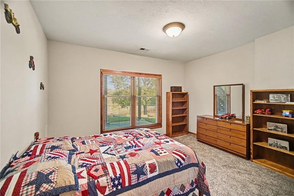 Photo 21 of 39 - 12554 Prestwick Lane, Kansas City, KS 66109
