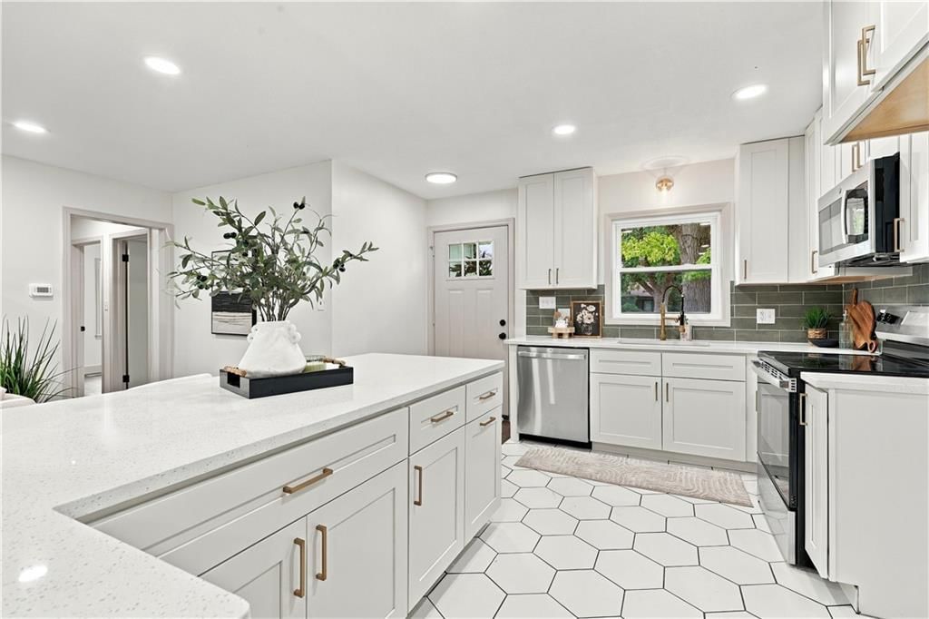 Double oven at 7907 Reinhardt Lane, Prairie Village, KS 66204