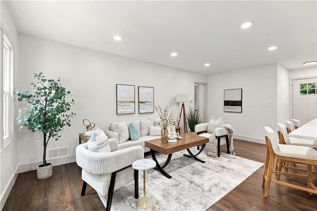 Photo 10 of 32 - 7907 Reinhardt Lane, Prairie Village, KS 66204