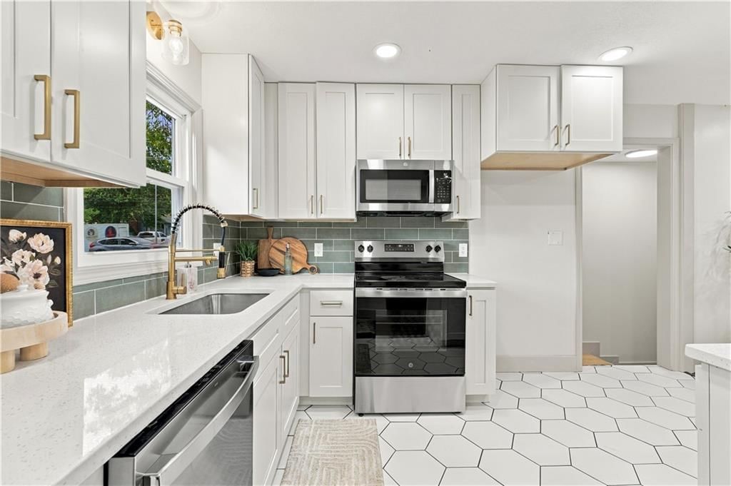 Photo 5 of 32 - 7907 Reinhardt Lane, Prairie Village, KS 66204