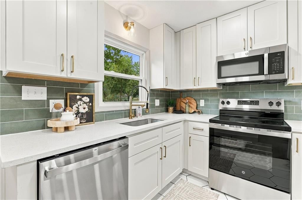 Kitchen backsplash at 7907 Reinhardt Lane, Prairie Village, KS 66204