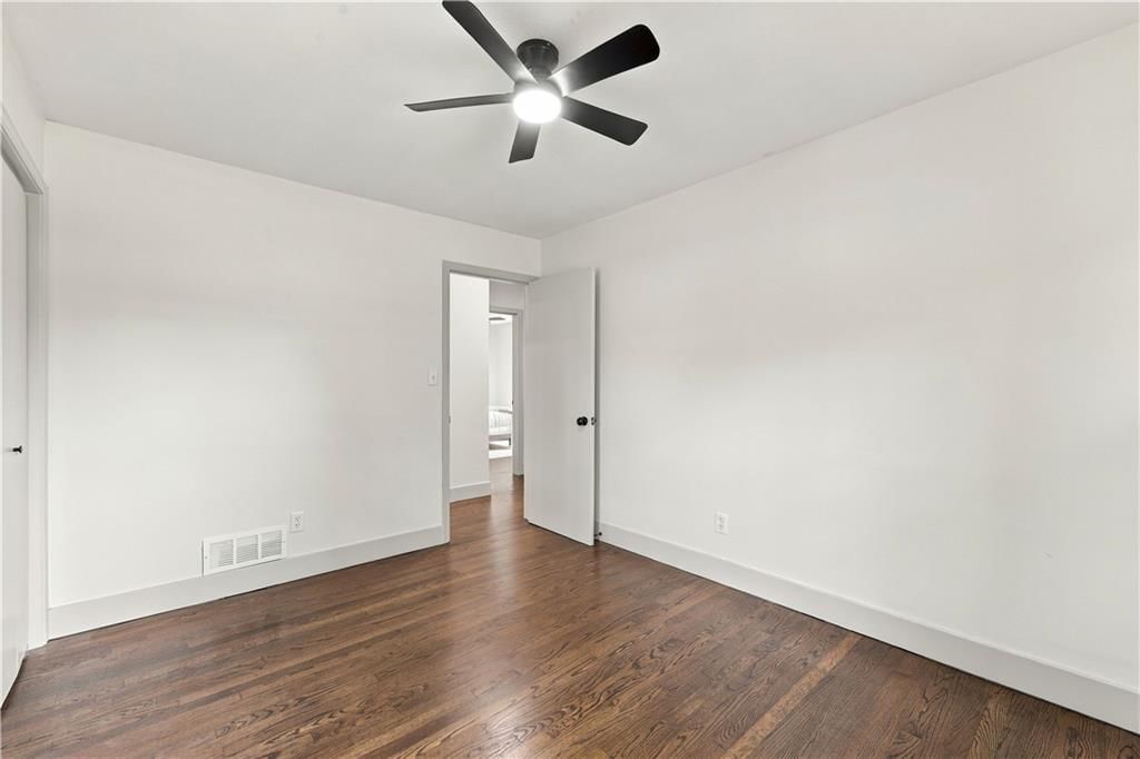 Photo 16 of 32 - 7907 Reinhardt Lane, Prairie Village, KS 66204