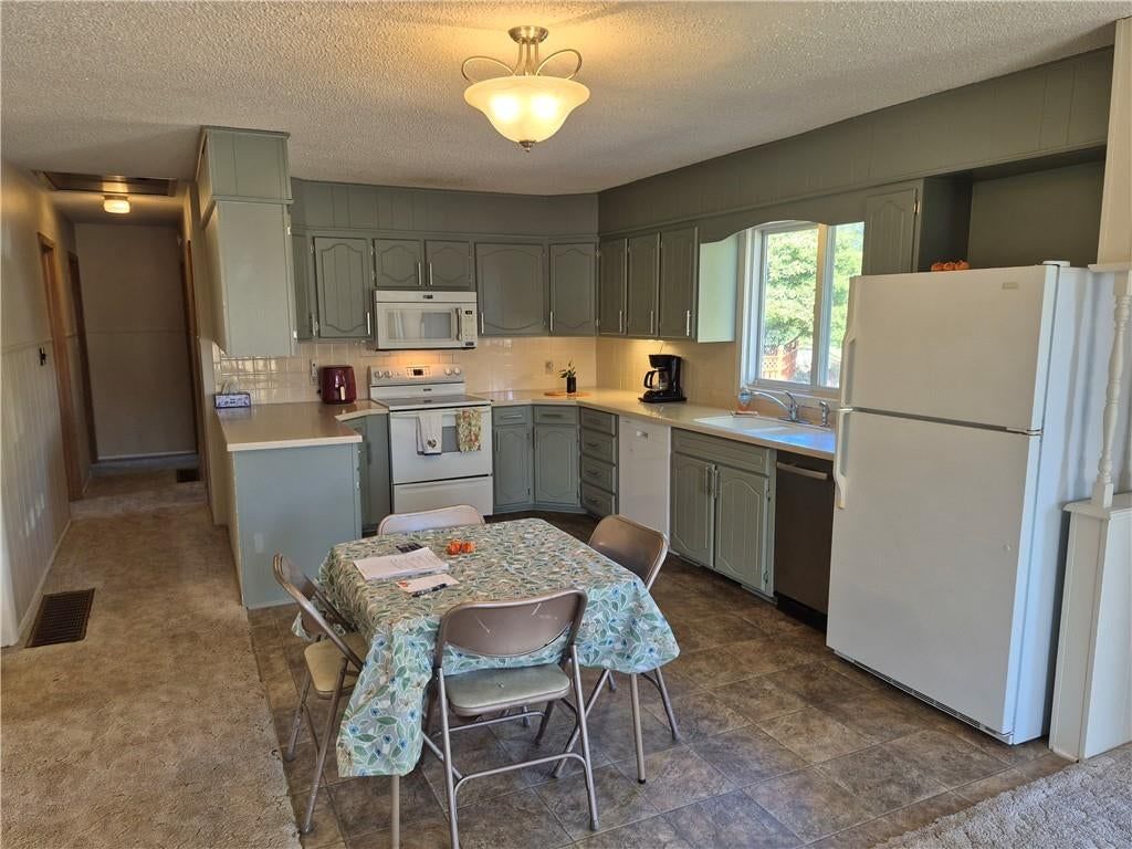 1913 Grand Avenue, Leavenworth, KS: listing photo 2