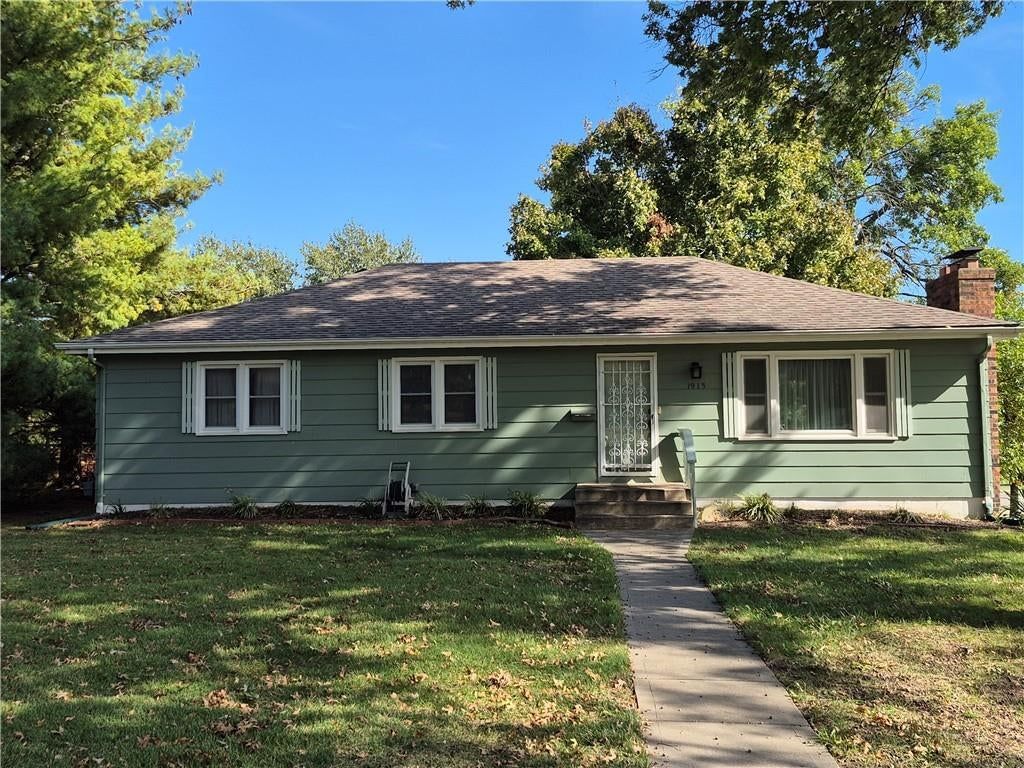 1913 Grand Avenue, Leavenworth, KS