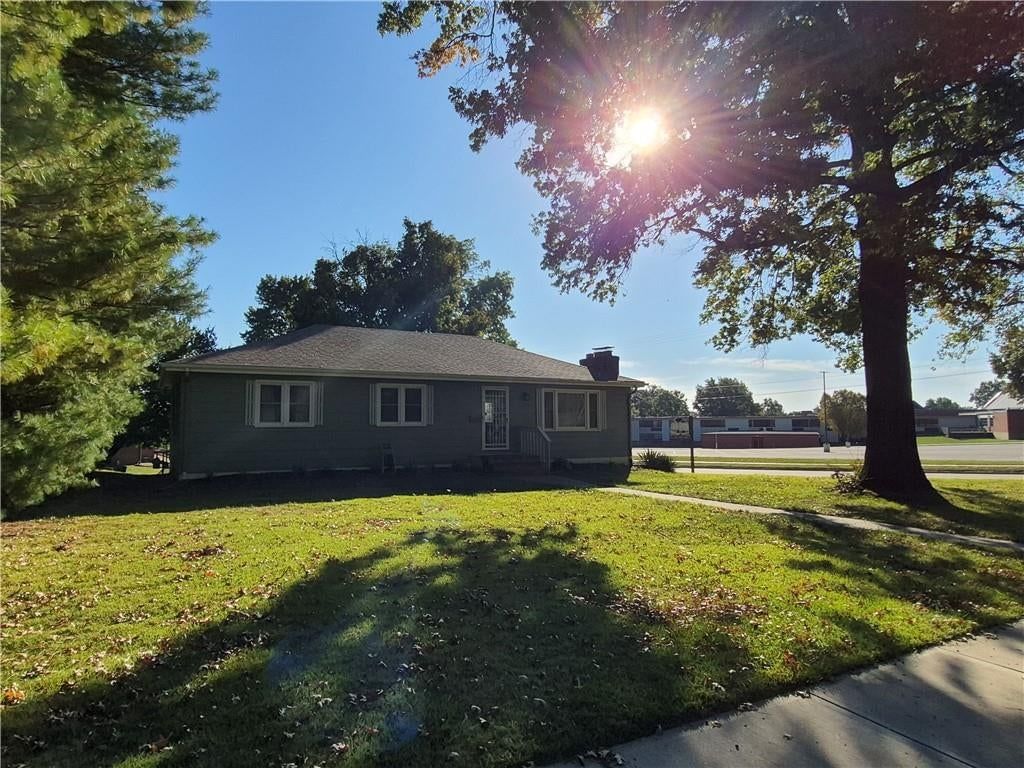 1913 Grand Avenue, Leavenworth, KS: listing photo 2