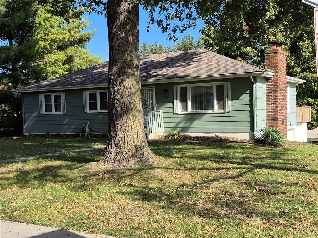 1913 Grand Avenue, Leavenworth, KS: listing photo 2