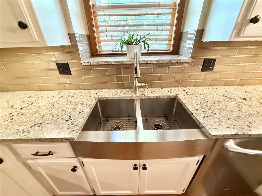 Photo 5 of 10 - 2130 Sunset Circle, Pleasant Hill, MO 64080