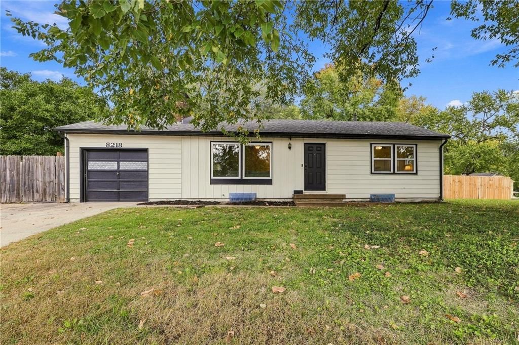 8218 W 87th Street, Overland Park, KS: listing photo 2