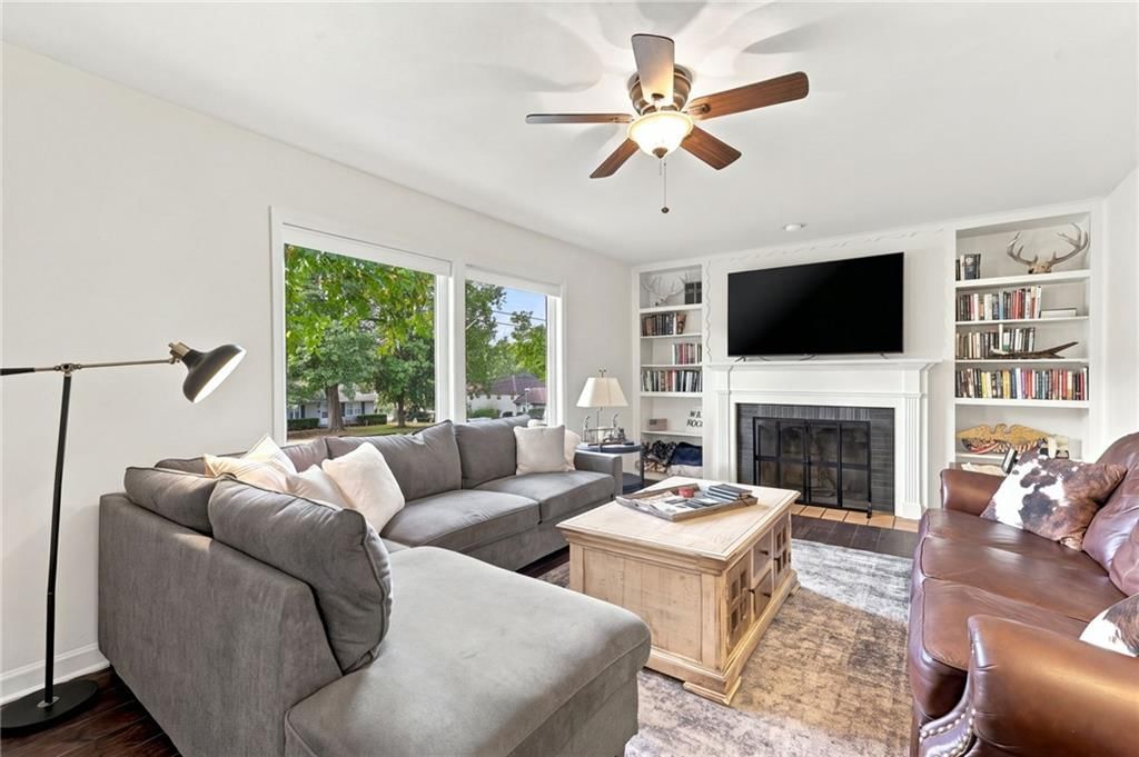 8218 W 87th Street, Overland Park, KS
