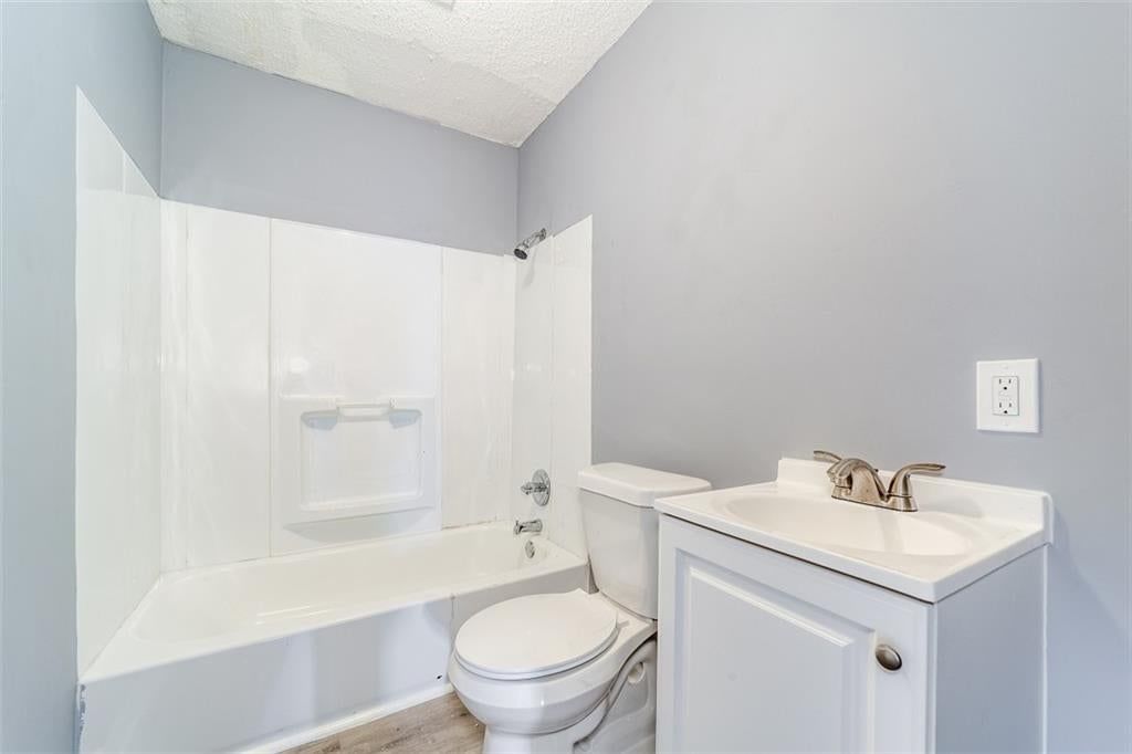 Photo 11 of 13 - 8234 Paseo Boulevard, Kansas City, MO 64131