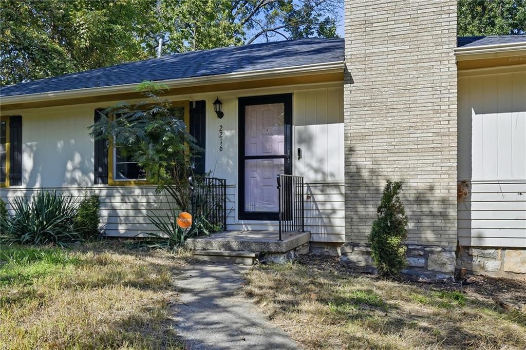 2216 NE 39th Terrace, Kansas City, MO: listing photo 3