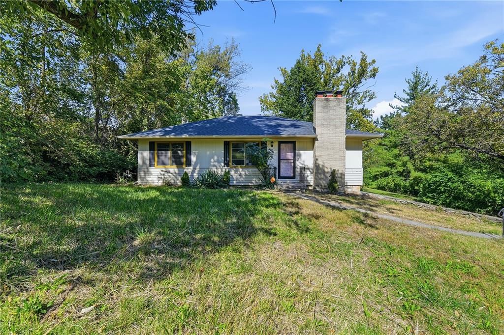2216 NE 39th Terrace, Kansas City, MO: listing photo 2