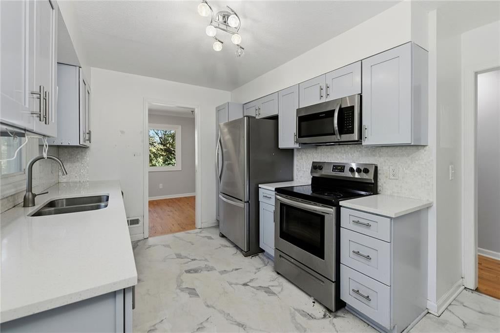 Photo 11 of 26 - 2216 NE 39th Terrace, Kansas City, MO 64116