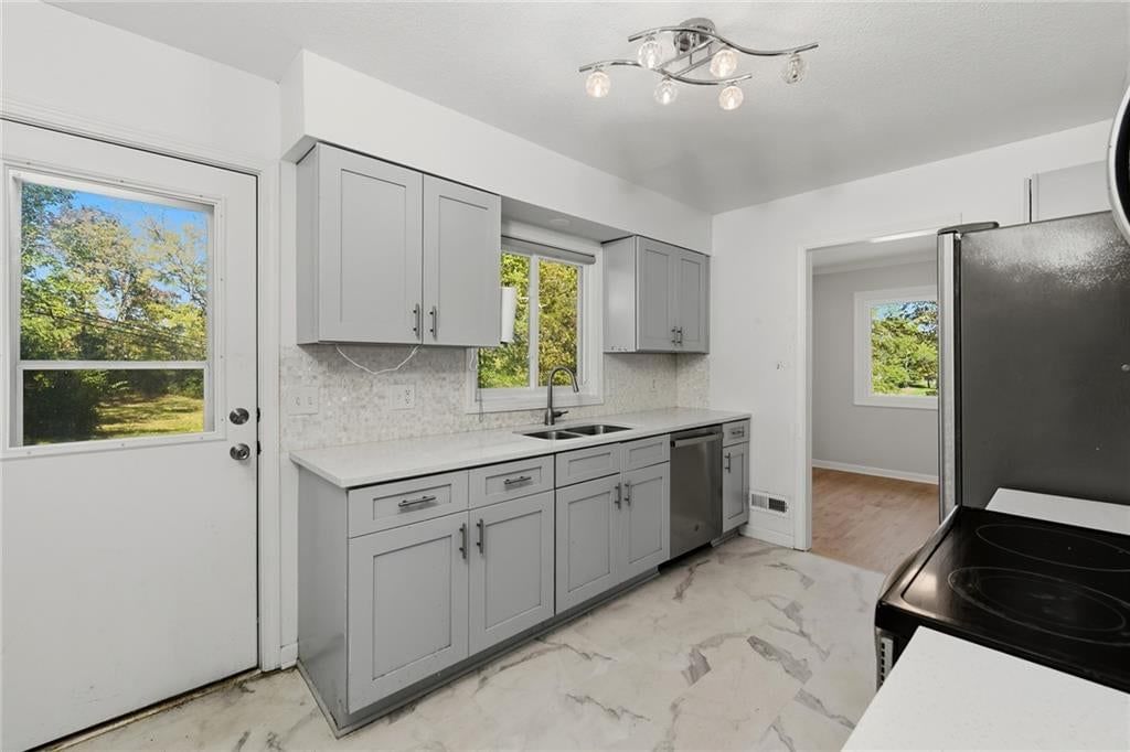 Photo 12 of 26 - 2216 NE 39th Terrace, Kansas City, MO 64116