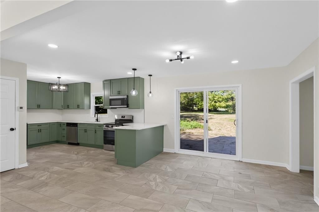 Photo 10 of 41 - 212 E 99 Street, Kansas City, MO 64114