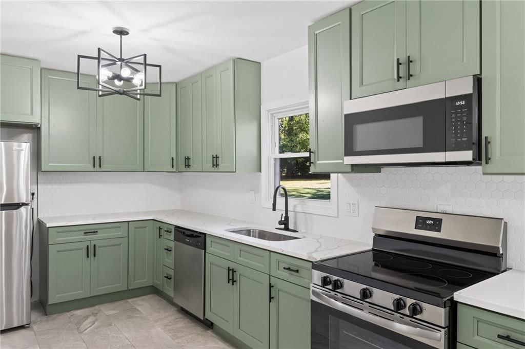 Photo 13 of 41 - 212 E 99 Street, Kansas City, MO 64114