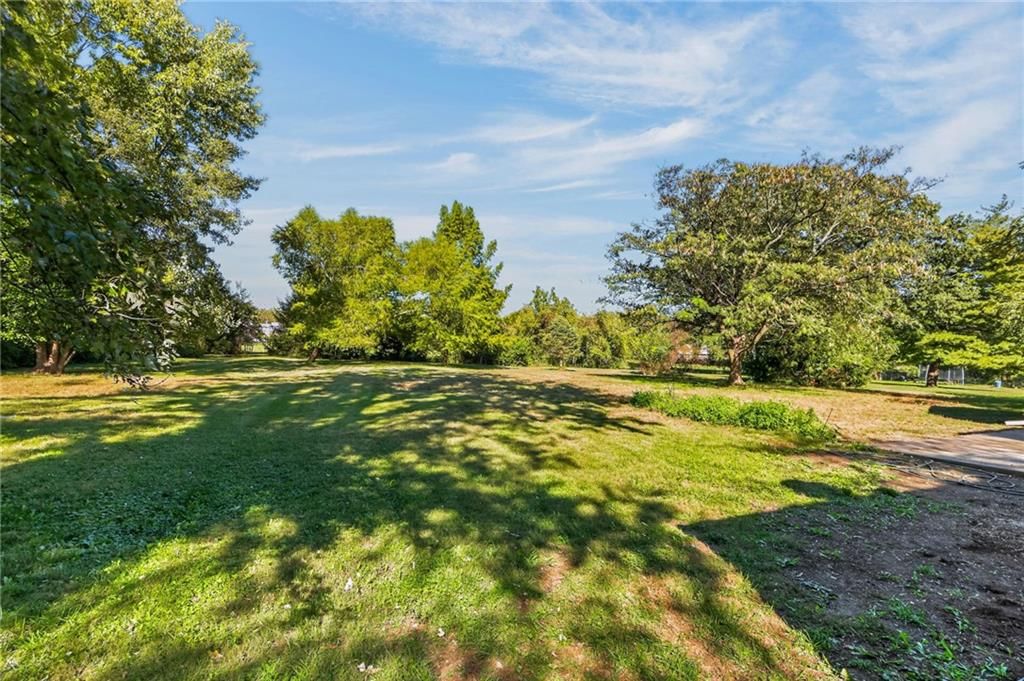 Photo 32 of 41 - 212 E 99 Street, Kansas City, MO 64114