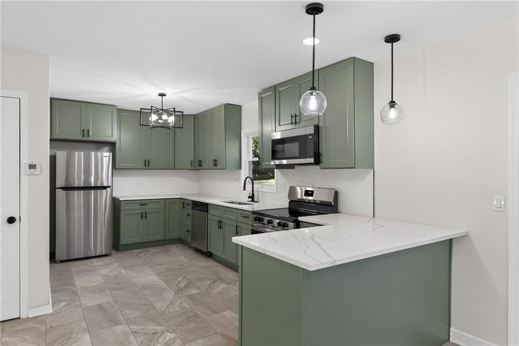 Photo 12 of 41 - 212 E 99 Street, Kansas City, MO 64114