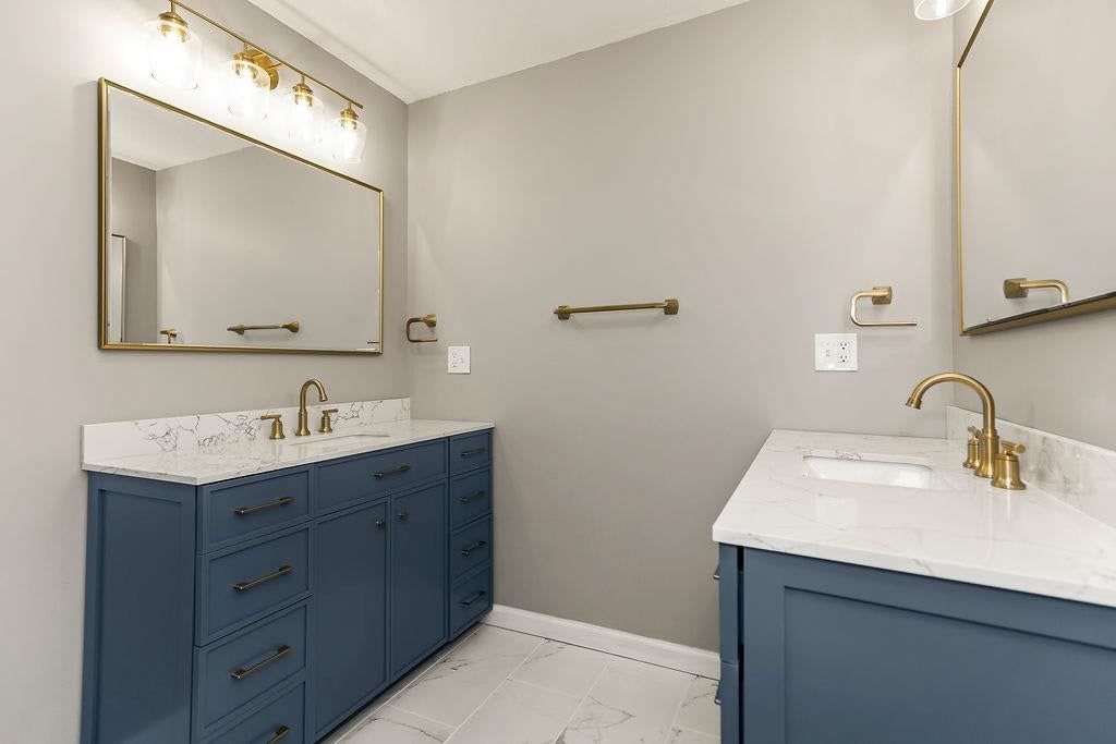 Double vanity at 13811 West 48th Street, Shawnee, KS 66217