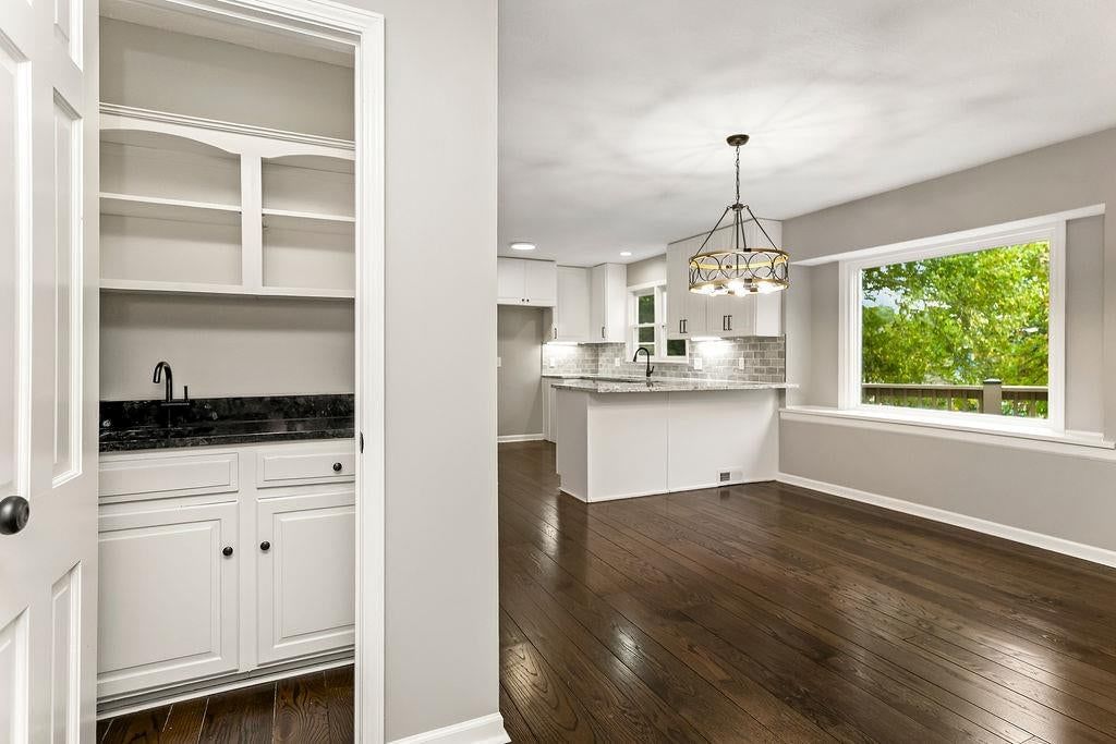 Photo 14 of 44 - 13811 West 48th Street, Shawnee, KS 66217