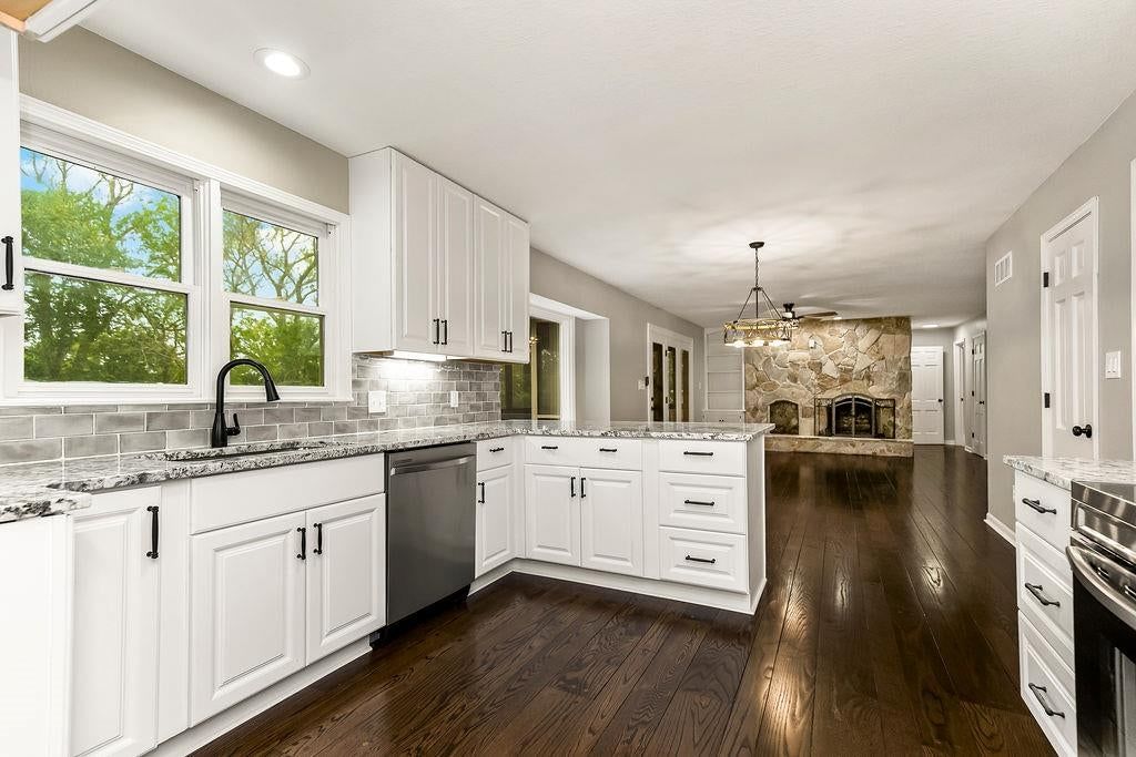 Photo 15 of 44 - 13811 West 48th Street, Shawnee, KS 66217